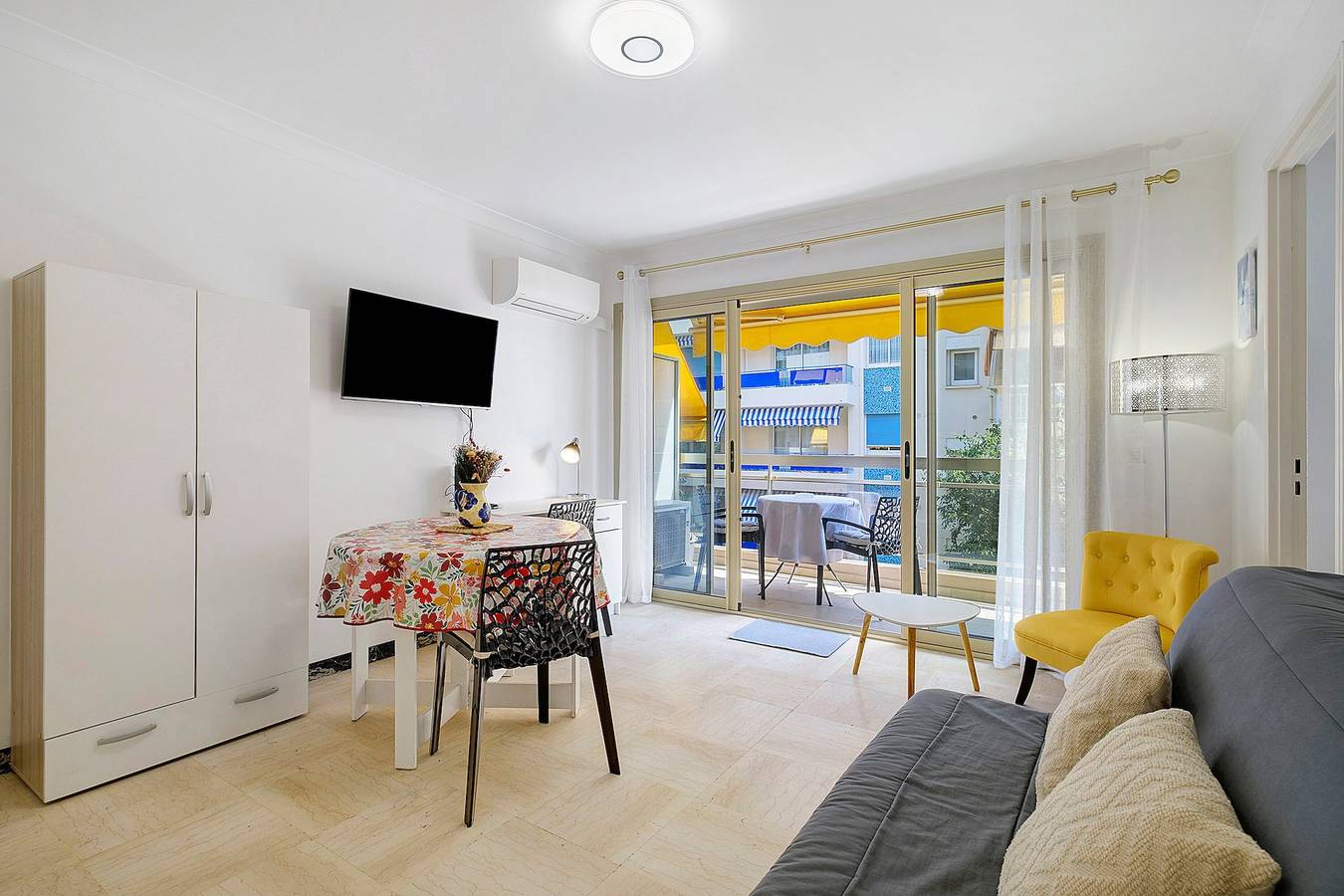 Studio entier, Centre Antibes studio front de Mer in Antibes, Côte méditerranéenne (France)