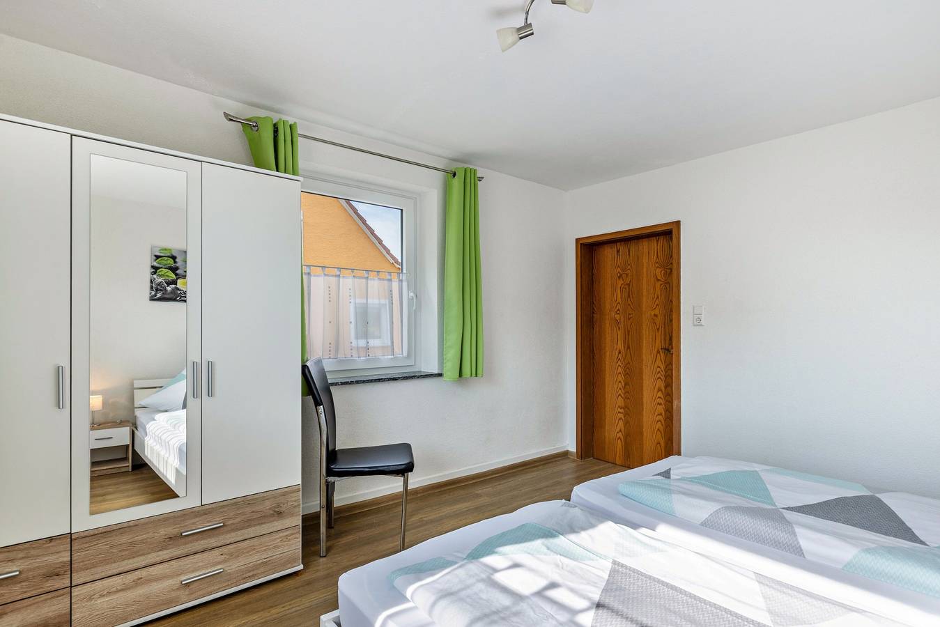 Ganze Wohnung, Ferienwohnung 'Hewenpanorama 2' mit Bergblick, gemeinsamer Terrasse und Wlan in Engen, Hegau