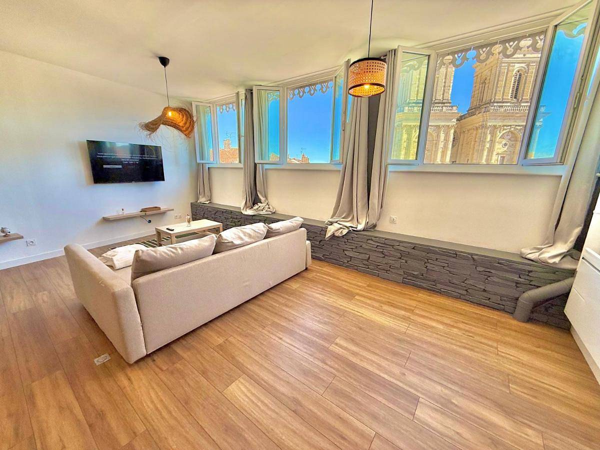 Appartement entier, T2 Moderne - Vue Cathédrale - 90m2 in Auch, Gers
