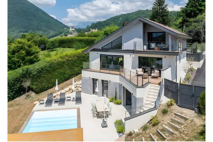 Vakantiehuis voor 8 personen, with uitzicht op het meer and sauna as well as tuin in Talloires