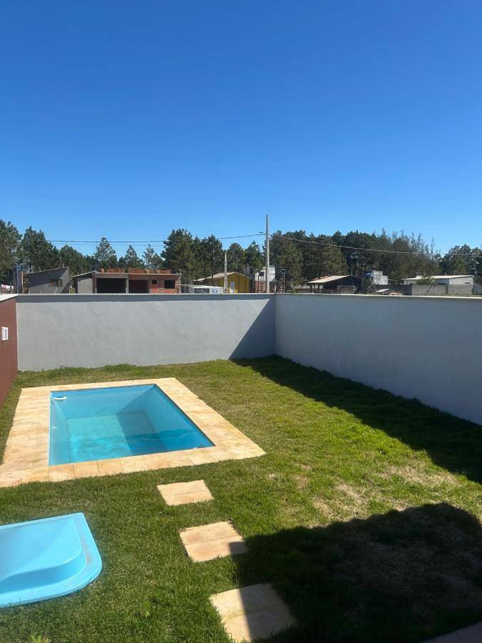 Casas e apartamentos de temporada para 6 pessoas, com piscina e balcão e ainda jardim and vista, com animais de estimação em Balneário Gaivota