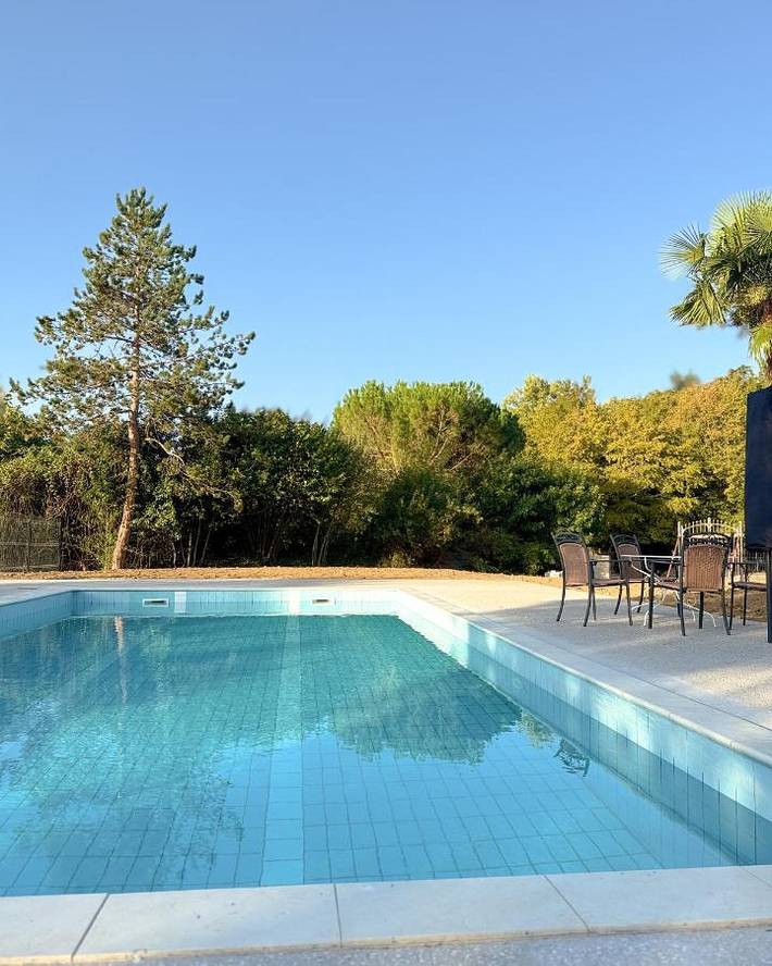 Hôtel pour 2 personnes, avec Terrasse ainsi que Jardin et Piscine à Thénac (Charente-Maritime)