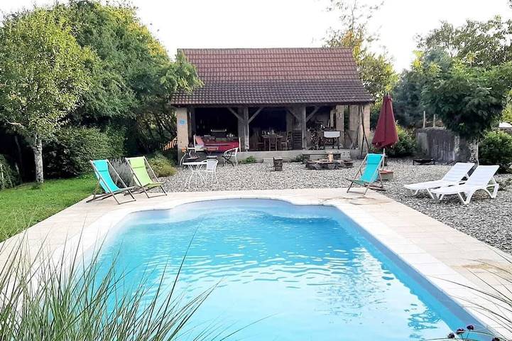 Gîte pour 7 personnes, avec jardin et piscine à Montcony