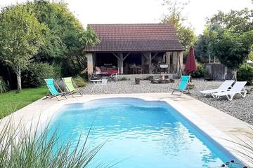 Gîte pour 7 personnes, avec piscine et jardin à Montcony
