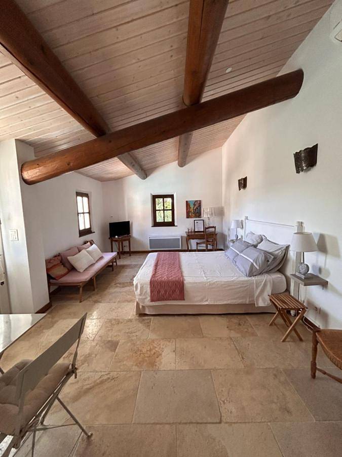 Gîte pour 2 personnes, avec piscine ainsi que vue et jardin à Villeneuve - 2