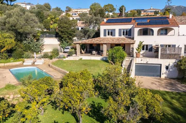 Location de vacances pour 8 personnes, avec balcon et piscine dans Pisciatello