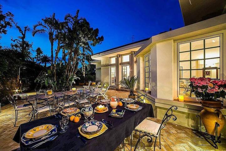 Vacation rental for 15 people, with yard and hot tub as well as terrace in Sorrento
