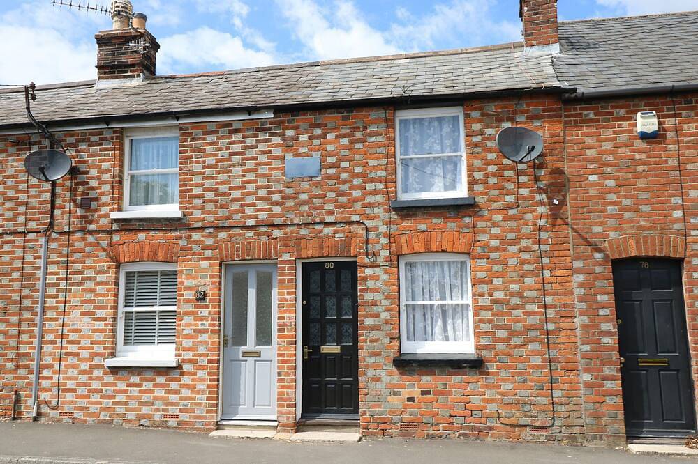 Castle Cottage, pet friendly, with a garden in Carisbrooke in Newport (Isla de Wight), Isla de Wight