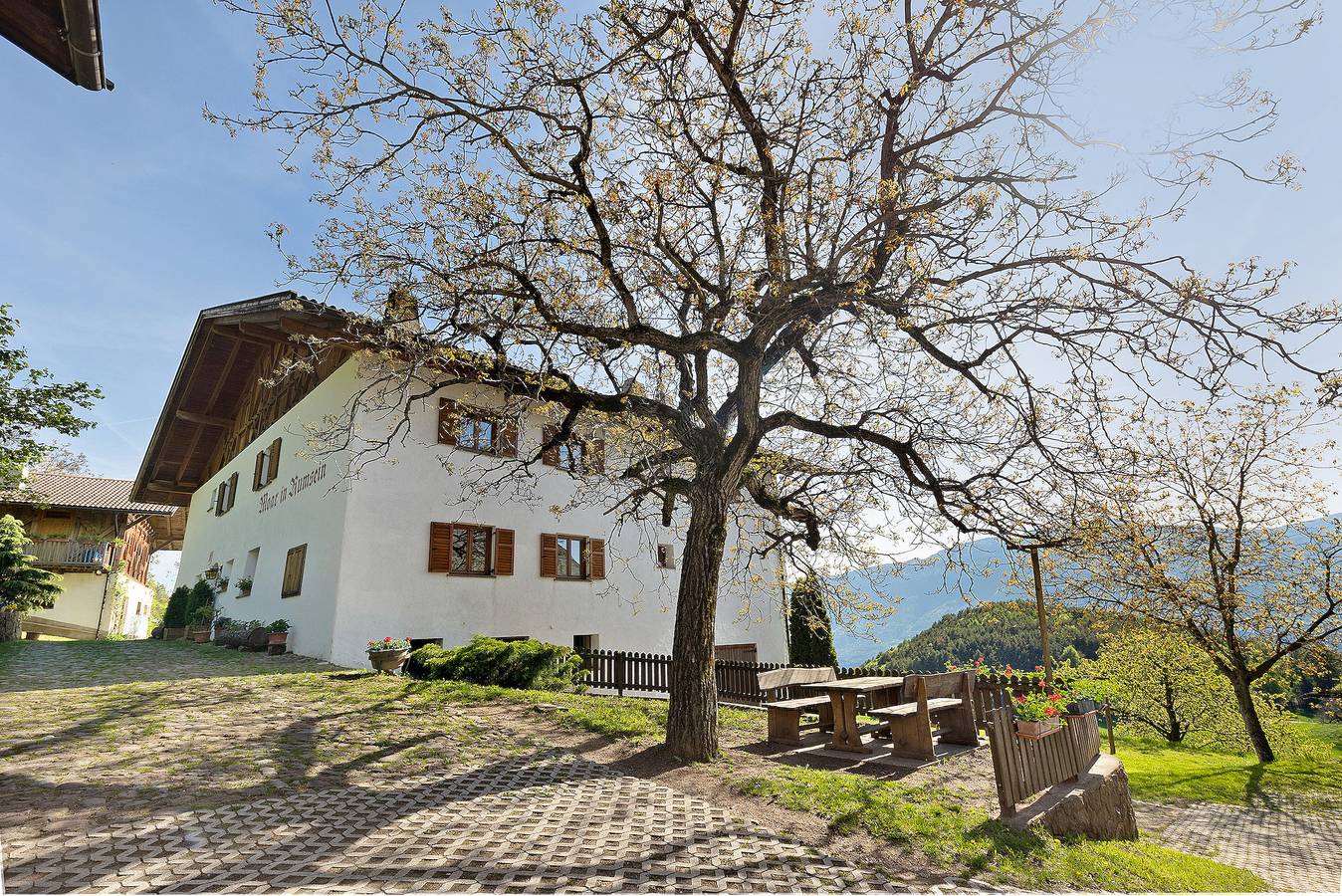 Apartamento inteiro, Apartamento 'Moar im Rumsein - Etschblick' com vista para a montanha, parque infantil e Wi-Fi in San Genesio Atesino, Alpes de Sarentino
