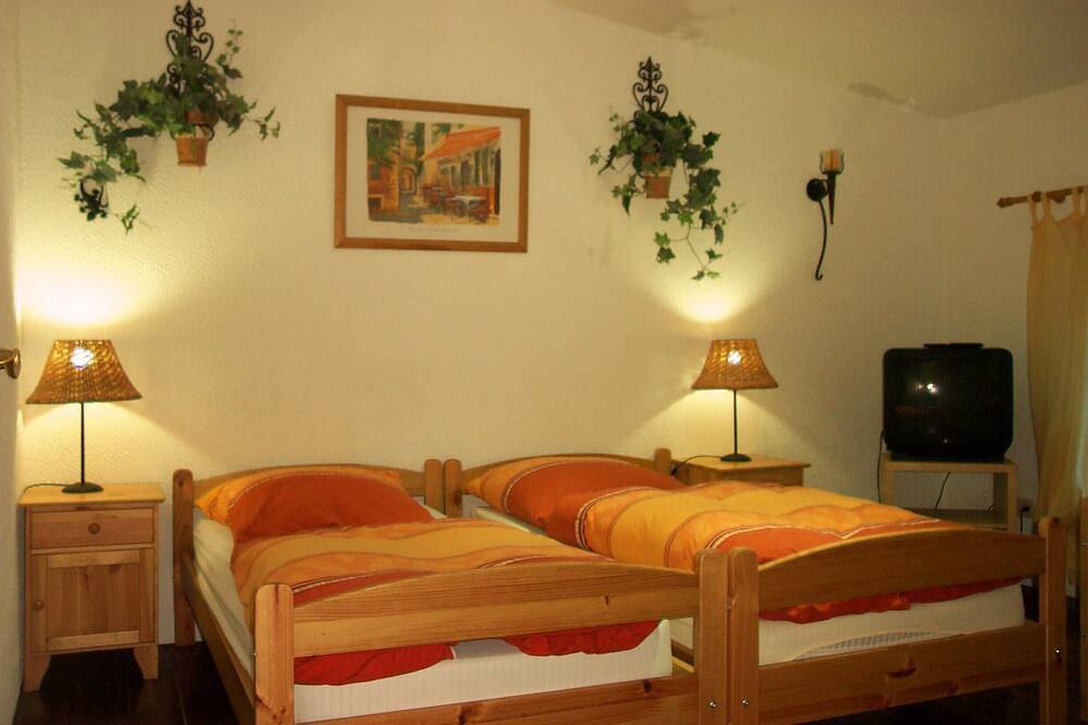 Mediterranes Ferienhaus, Berlin Steglitz-Zehlendorf, 4 Schlafzimmer, 11 Personen in Steglitz-Zehlendorf, Berlin