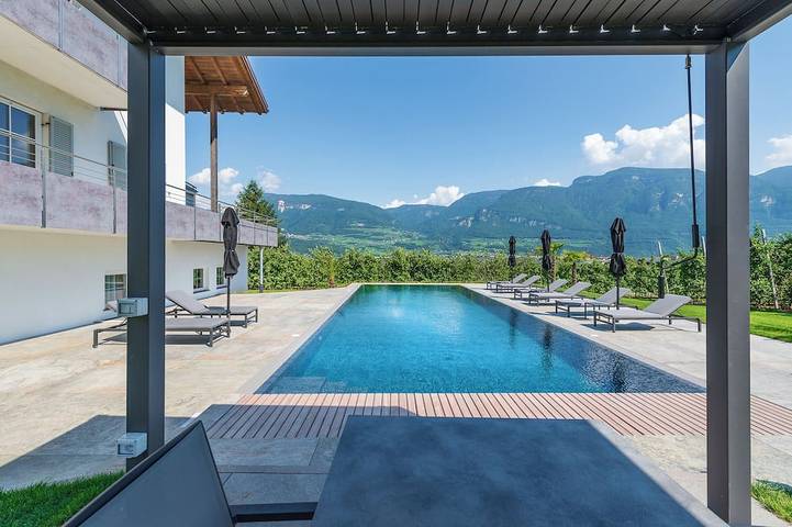 Ferienwohnung für 4 Personen, mit Balkon und Garten sowie Pool