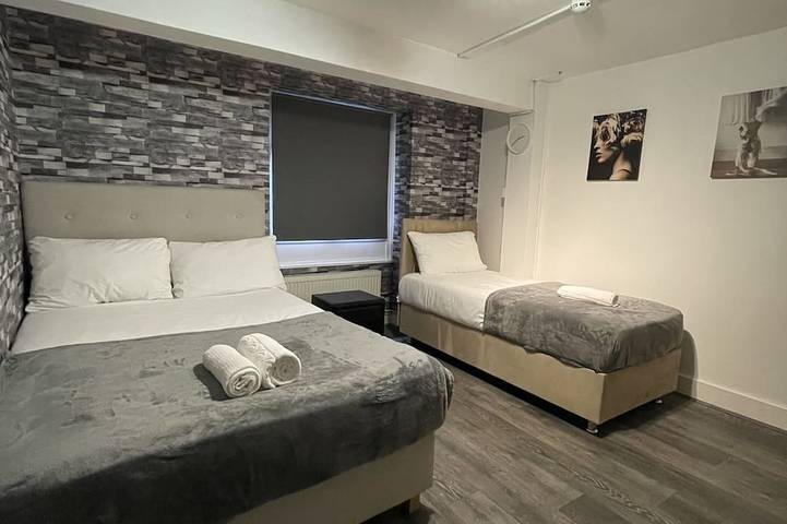 Bed and breakfast for 3 people in London