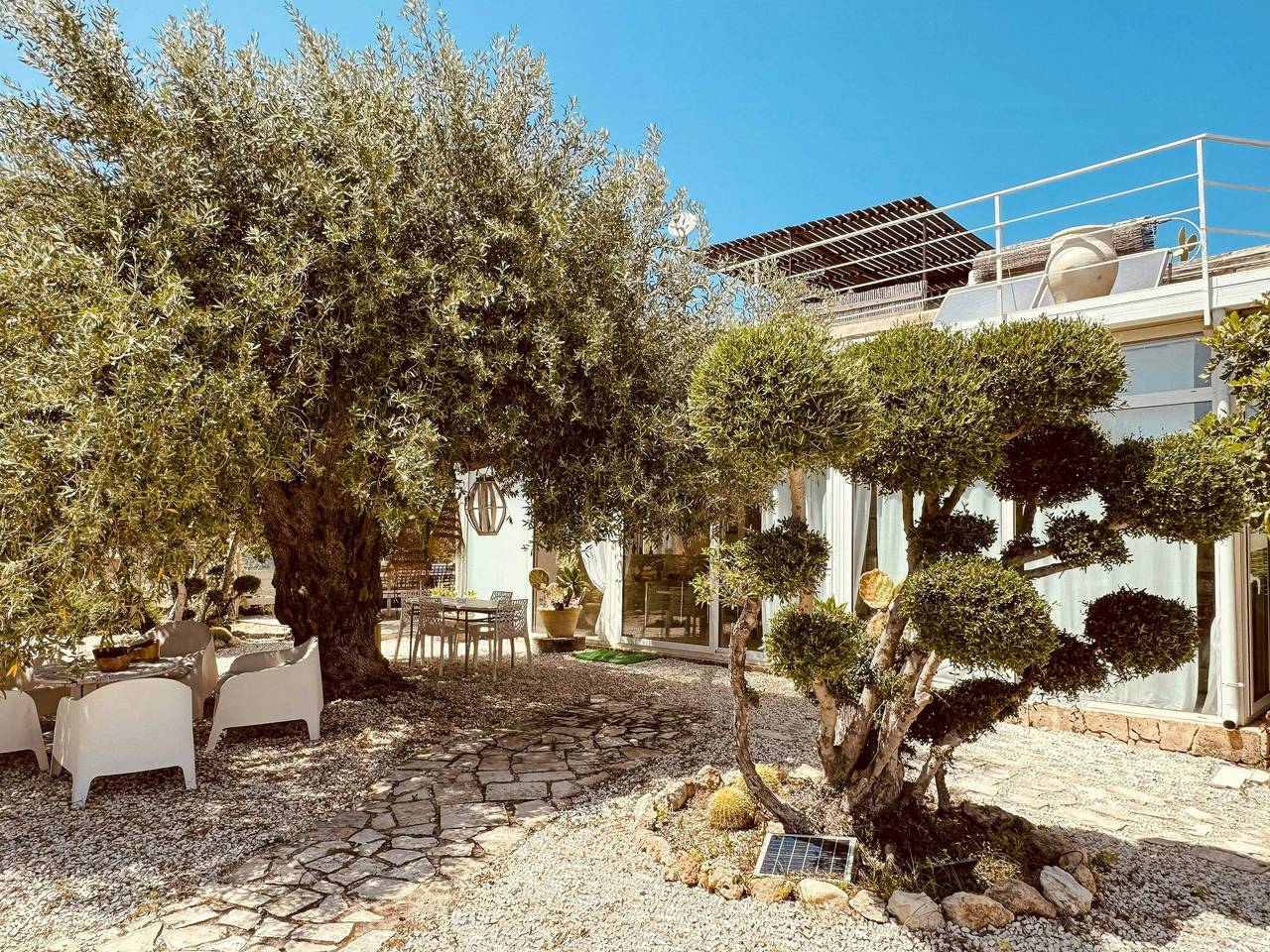 Villa in pietra con piscina tra alberi centenari in Noto, Avola