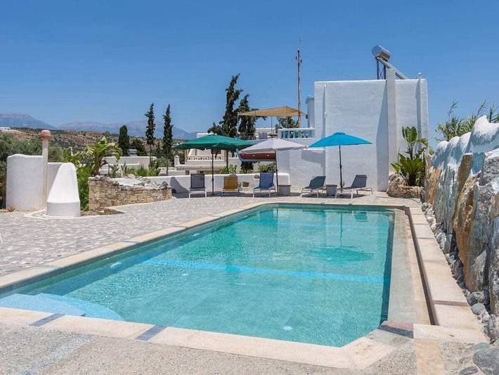 Ferienhaus für 4 Personen, mit Terrasse und Garten sowie Pool in Pitsidia
