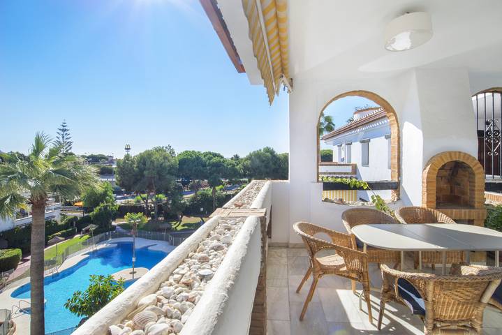 Penthouse in Calahonda Park with Outdoor Pool, Garden, Terrace, A/C & Wi-Fi in Urbanizacion Calahonda, Mijas