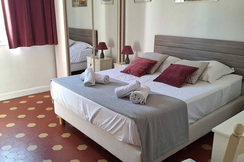 Charming villa in a private park, walk down to the sea from this peaceful spot in Antibes, Mediterranean Coast (France)