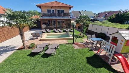 Ferienwohnung für 3 Personen, mit Garten und Pool sowie Ausblick und Seeblick in Siofok