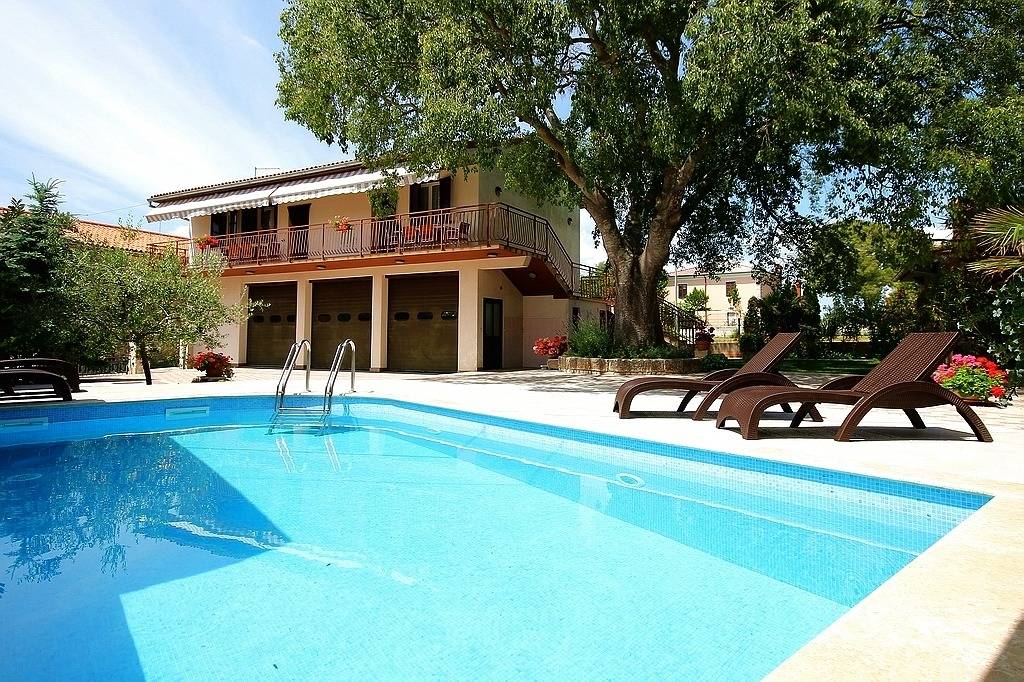 Entire apartment, Ferienunterkunft mit Pool, Klima, Wlan, Grill in Marčana, Southcoast Istria
