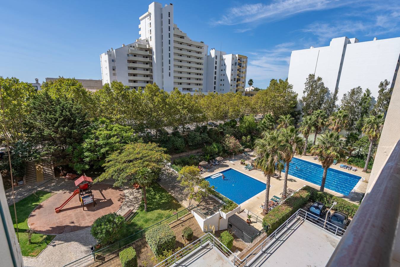 Ganze Wohnung, Apartment 'Porto Seguro' mit Meerblick, Gemeinschaftspool und Gemeinschaftsgarten in Praia da Rocha, Portimão