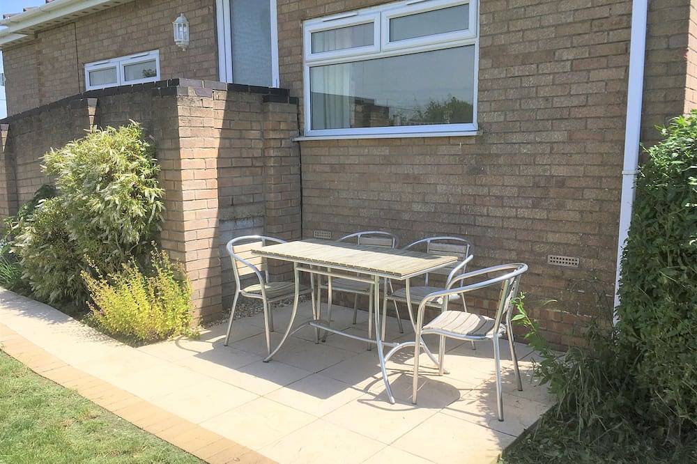 Large garden, dogs welcome,10 Minutes to Beach, Ev charger, solar power, wifi. in Mumby, Lincolnshire
