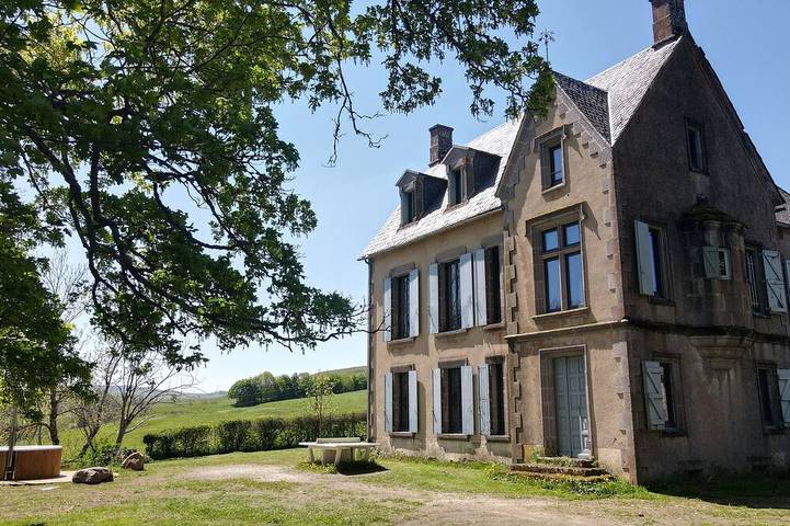 Gîte pour 15 personnes, avec jacuzzi et jardin, animaux acceptés à Ségur-les-Villas
