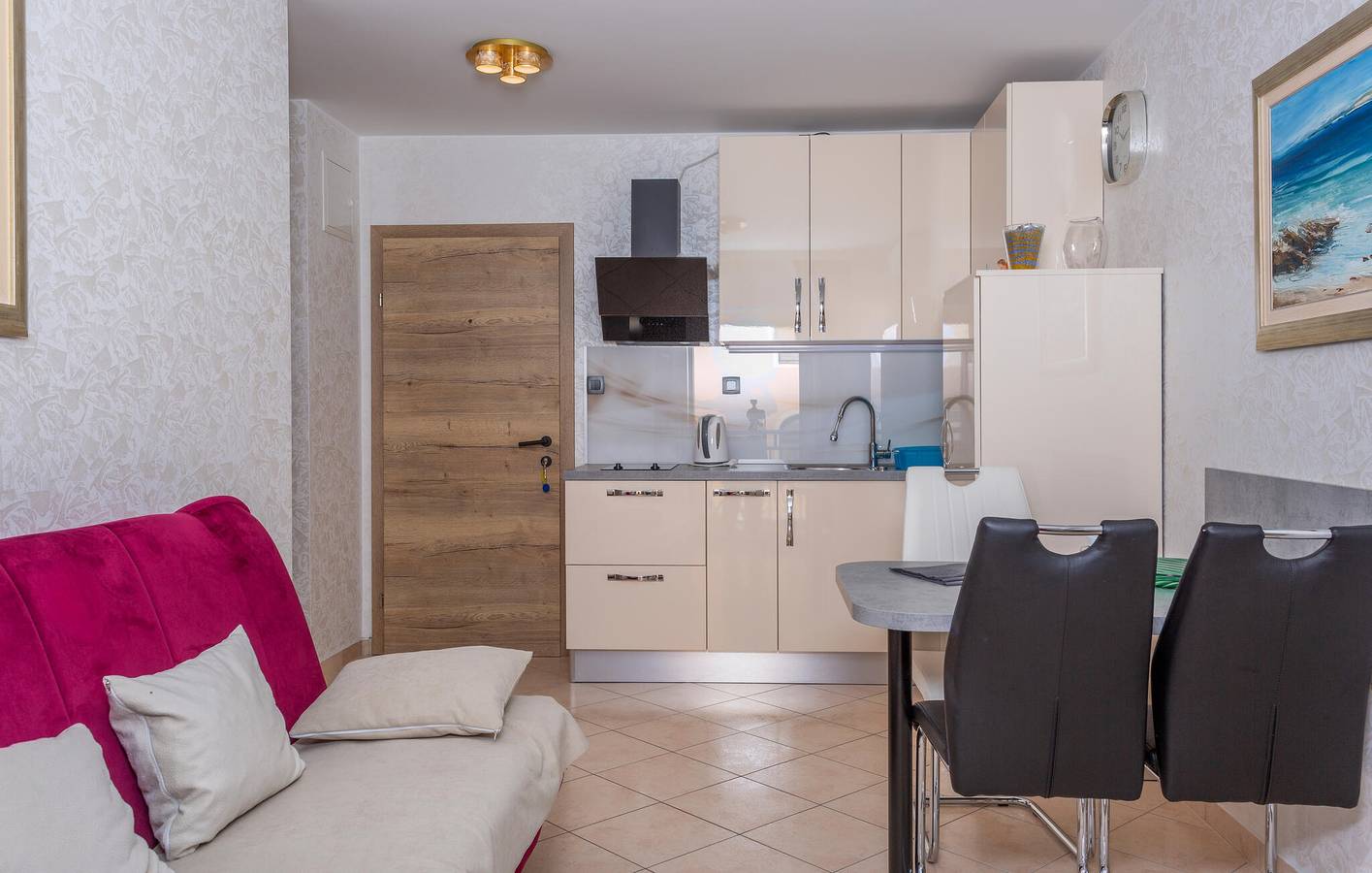 Ganze Ferienwohnung, Gemütliche Ferienwohnung mit Terrasse, WLAN und Garage, 2,5 km vom Strand entfernt in Malinska-Dubašnica, Krk