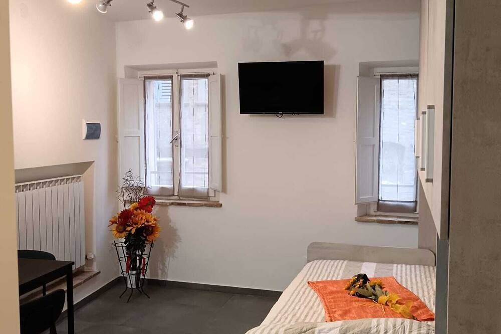 Entire apartment, Romantic Accommodation In The Historic Center in Urbino, Valle del Metauro