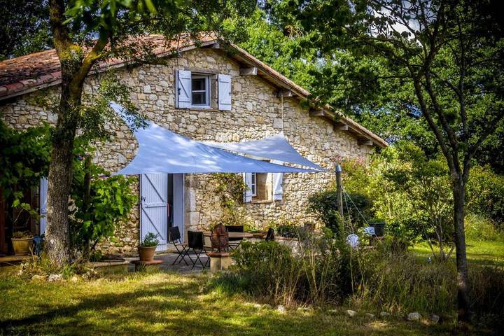 Gîte pour 2 personnes, avec vue ainsi que piscine et jardin à Touget