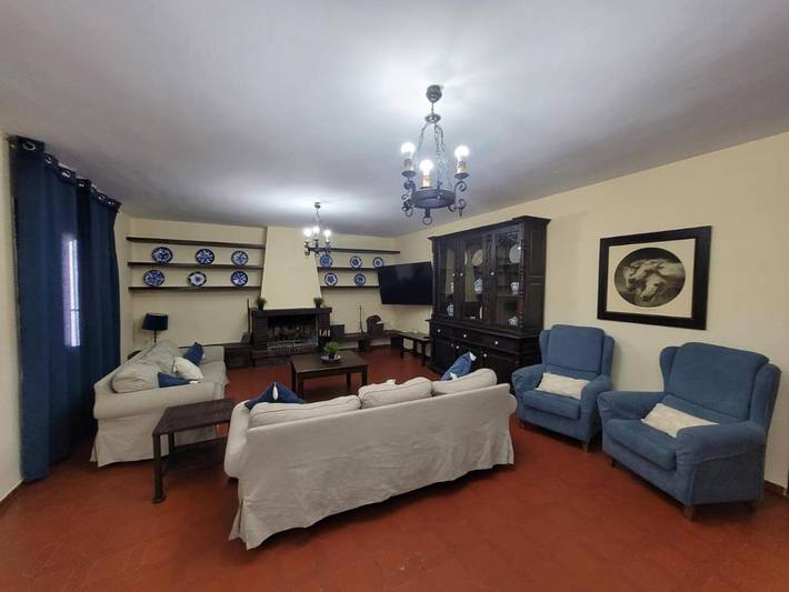 Casa rural para 14 personas, con vistas además de jardín y piscina en Lora del Río