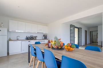 Villa for 10 Guests in Belgodère, Haute-Corse, Picture 2