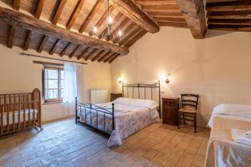 Vacation Rental for 4 Guests in Cortona, Arezzo Province, Picture 2
