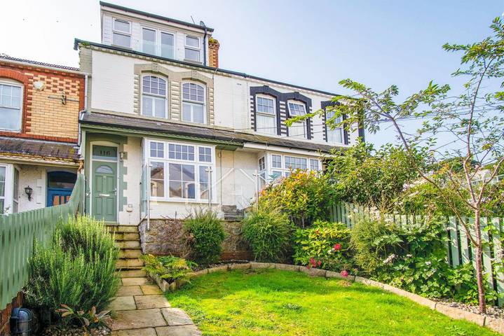 Vacation rental for 6 people, with Ocean view and Terrace as well as Yard in Mumbles