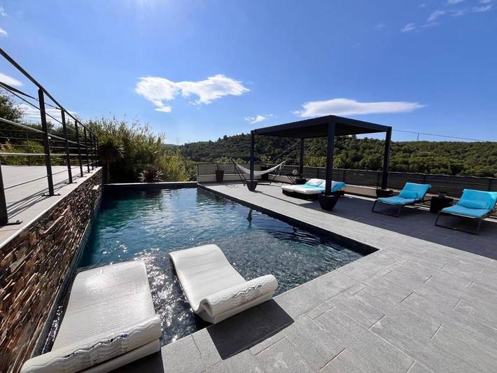Location de vacances pour 2 personnes, avec Balcon et Jacuzzi ainsi que Terrasse et Jardin à Vendémian