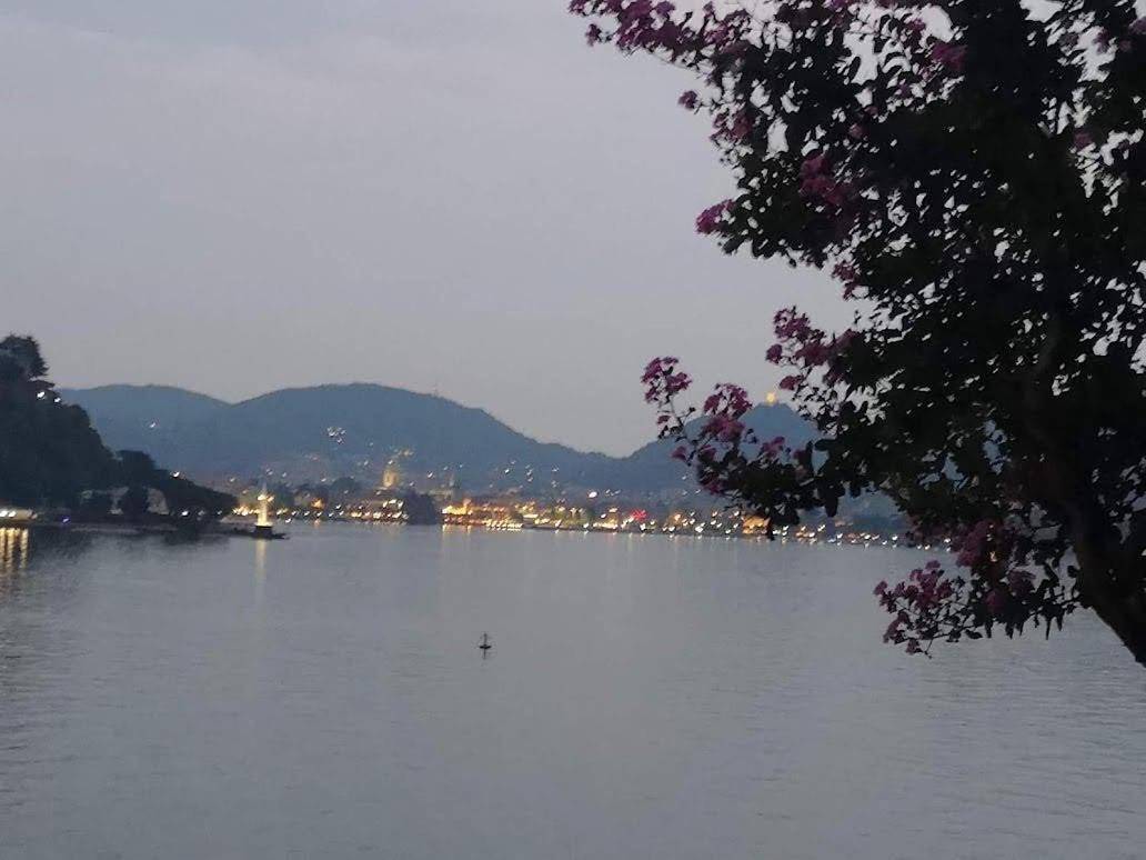 Lakeviewcabin - King Room With Balcony in Como, Comer See