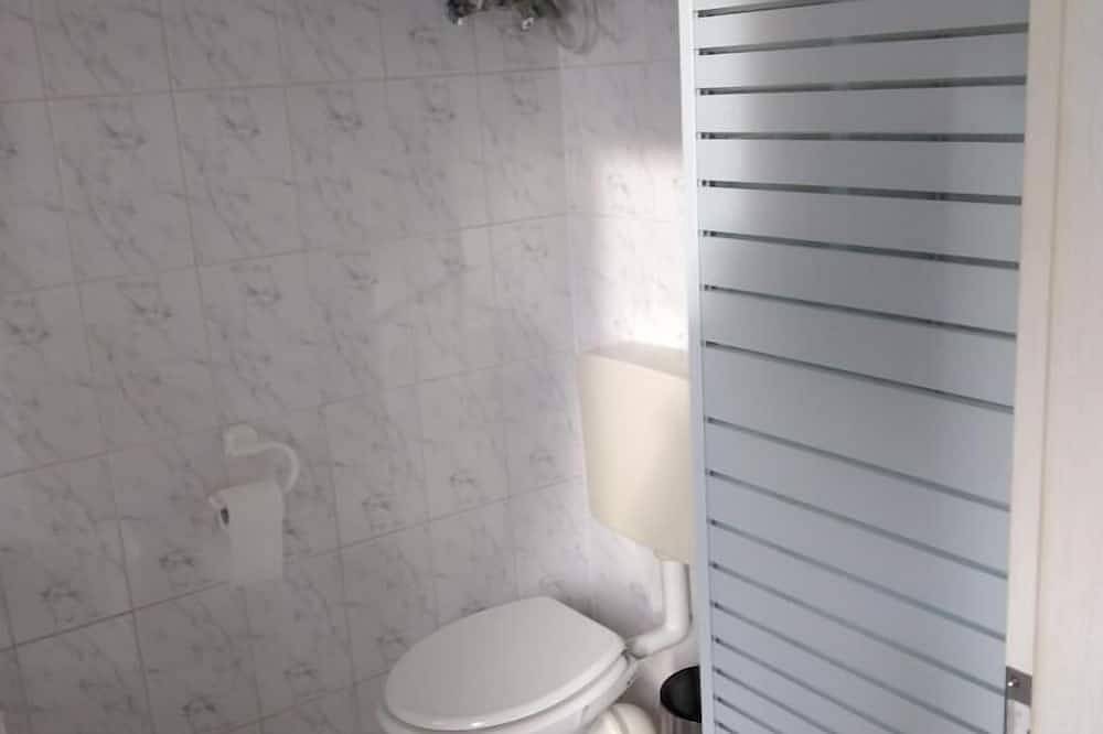 Ganze Wohnung, Die Wohnung verfügt über ca. 40 qm Wohnfläche.Die Fewo ist eingerichtet mit einer Küche, sowie Essgelegenheit (für 4 Personen) und einer Schlafcouch und Tv. in Gräfenhainichen, Dessau-Wörlitzer Gartenreich