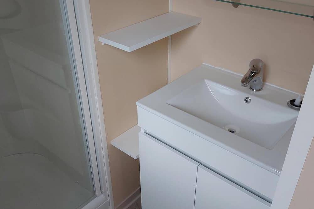 6-person air-conditioned mobile home, at the foot of the Lubéron, 4* domaine des Iscles campsite  in La Roque-d'Anthéron, Region de Aix-en-Provence