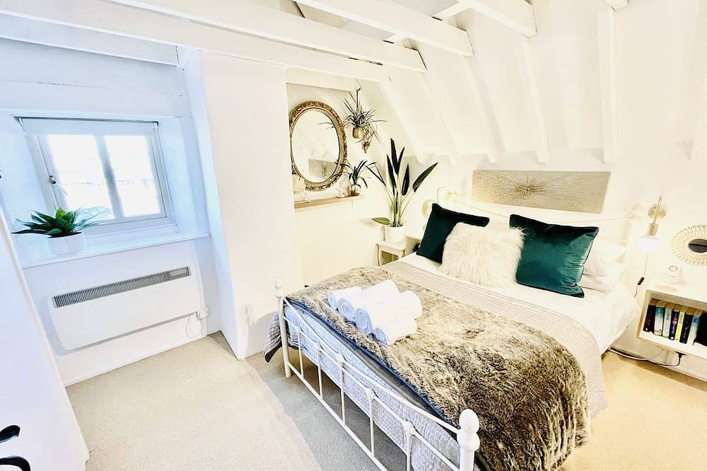Dog Friendly Cosy Thatched Cottage Footsteps from Blue Flag beach with log fire in Sea Palling, The Broads