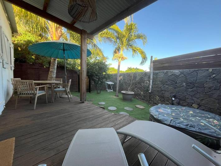 Location de vacances pour 4 personnes, avec vue ainsi que terrasse et jardin, animaux acceptés dans Port de Saint-Gilles les Bains