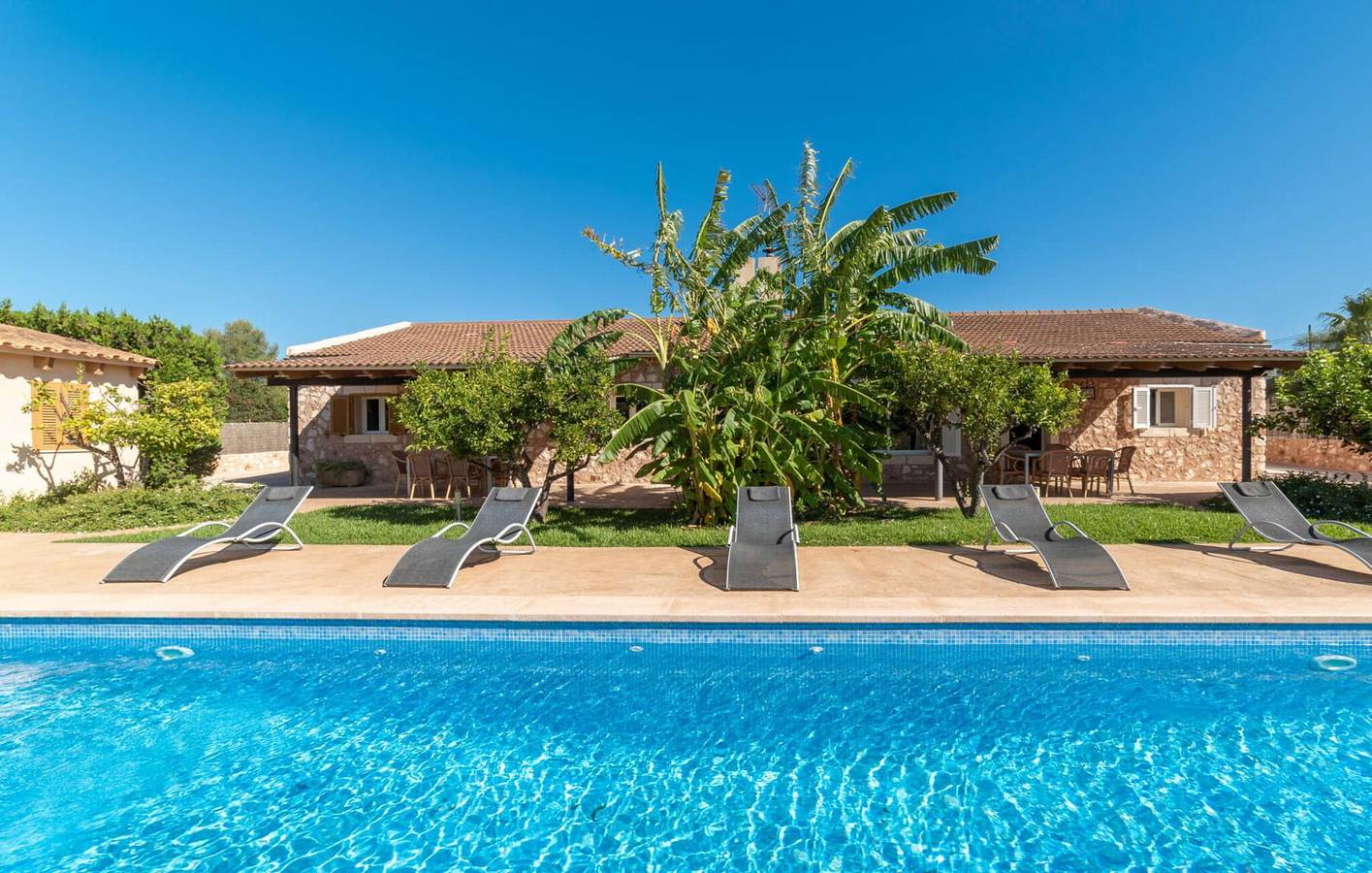 Apartamento con terraza, piscina, barbacoa y playa a 1,5 km in San Lorenzo de Cardessar, Mallorca Este