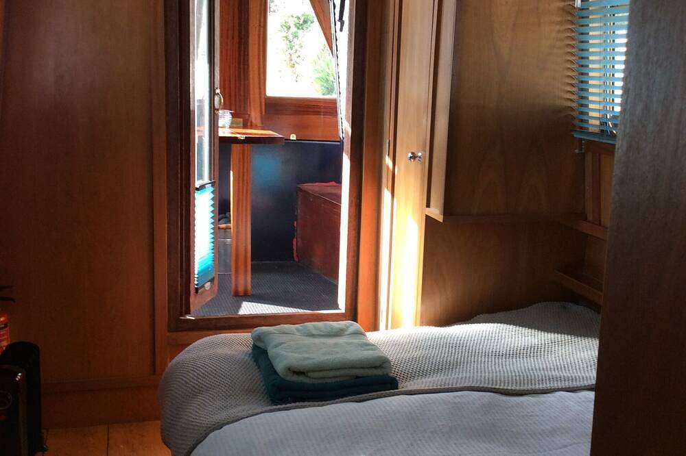 Cosy Narrowboat in Central London in The Pool of Little Venice. in London, South East England