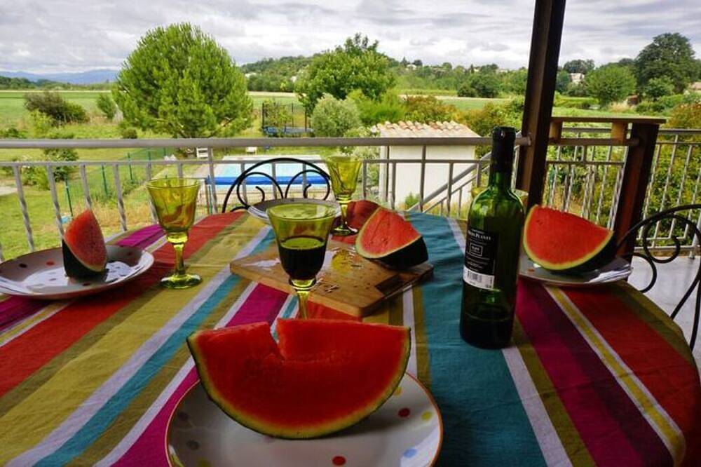 Drôme, Gîte dans maison de campagne, terrasse et piscine, pas de vis à vis. in Allex, Région de Die