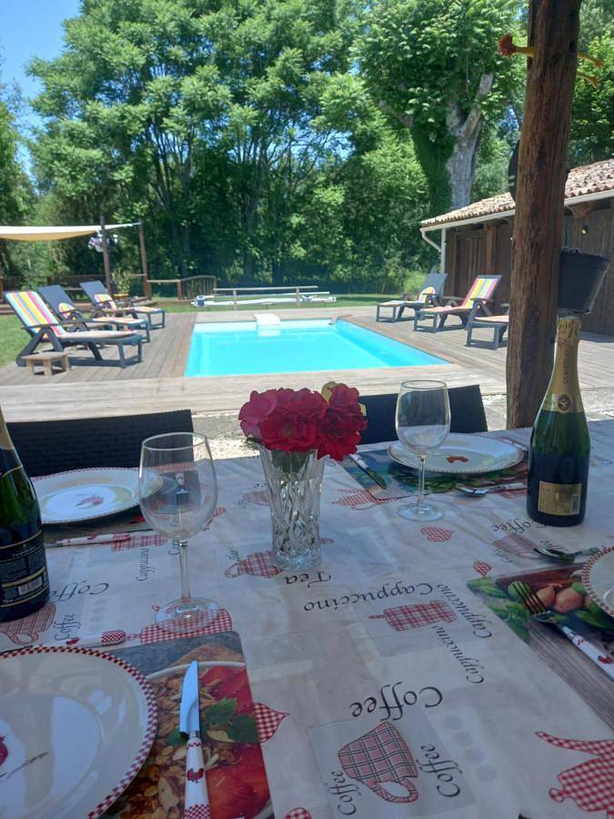 Gîte pour 6 personnes, avec vue ainsi que piscine et jardin dans Baignes - 2