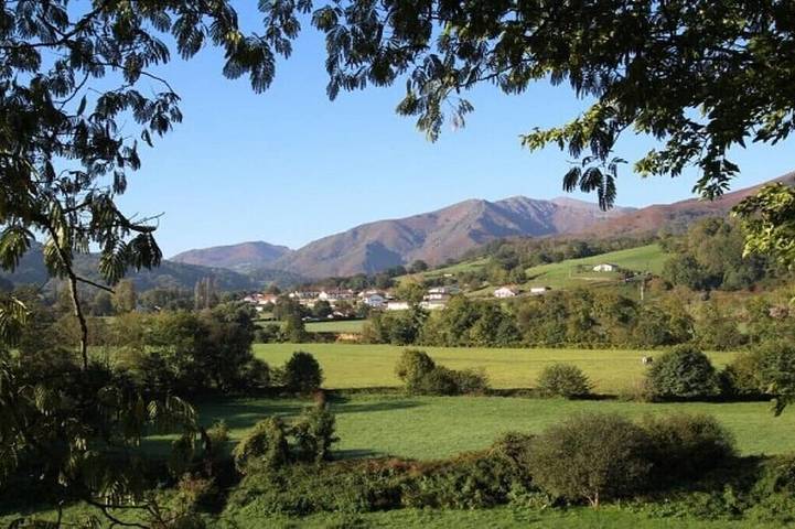 Location de vacances pour 6 personnes, avec terrasse ainsi que jacuzzi et jardin à Saint-Étienne-de-Baïgorry