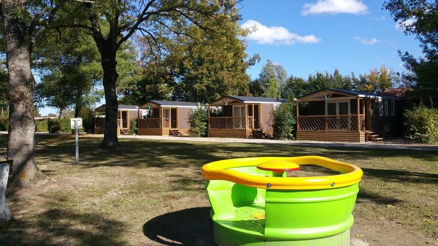 Location de vacances pour 4 personnes, avec vue sur le lac et vue ainsi que piscine et jardin dans Sandrans - 4