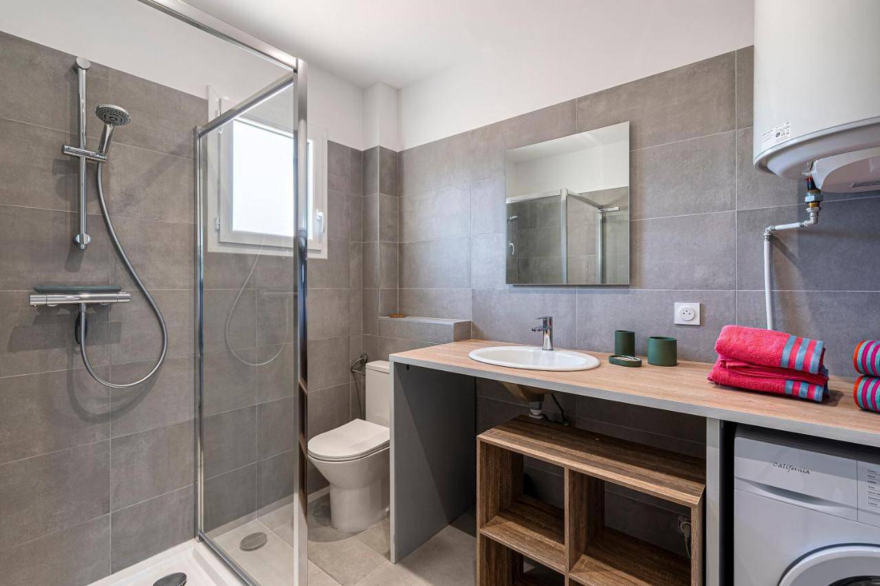 Appartement entier, One-Bedroom Apartment in Eccica-Suarella, Région d'Ajaccio