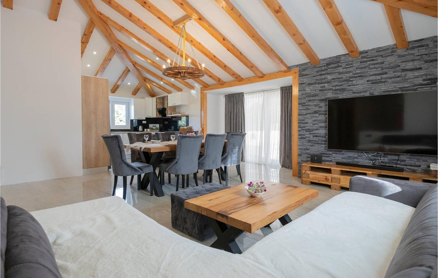 Geräumige 2-Zimmer-Wohnung mit Pool, Terrasse und Flussblick – 2 km von den Sehenswürdigkeiten entfernt in Imotski, Makarska Riviera