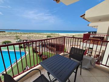 Location de vacances pour 2 personnes, avec terrasse ainsi que piscine et vue dans Boa Vista (homonymie)