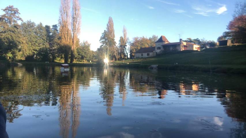Location de vacances pour 10 personnes, avec Jacuzzi et Terrasse ainsi que Jardin et Vue sur le lac à Cours-de-Pile