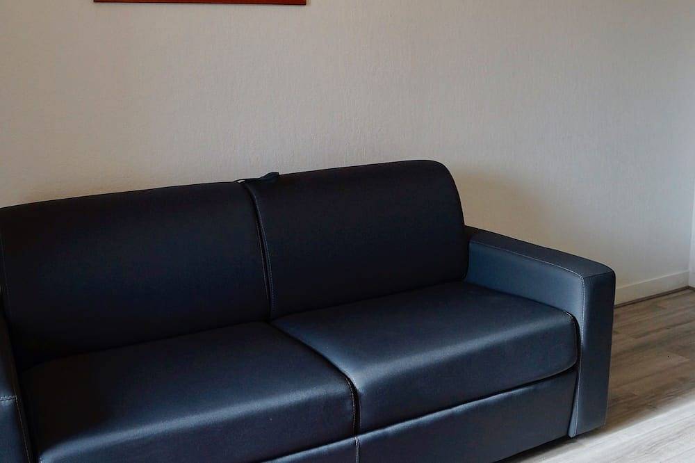 Entire apartment, Studio l'Orchidée Mobility lease (1 to 10 months) in Rueil-Malmaison, Hauts-de-Seine