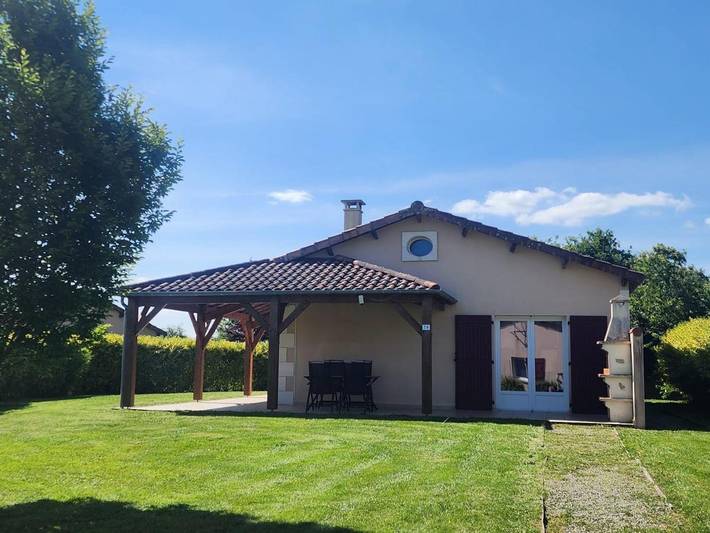 Location de vacances pour 4 personnes, avec piscine ainsi que vue et jardin à Les Forges - 3